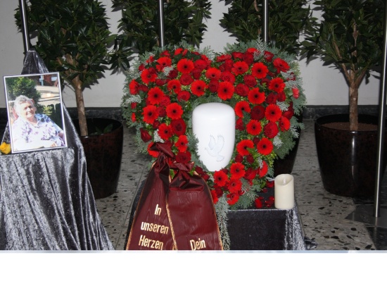 049 ``Urnenherz rot``  