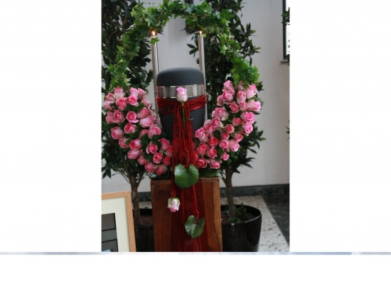 090 Urnennest aus rosa Rosen  