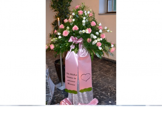 121 ``Rosa - weißes Gesteck``  
